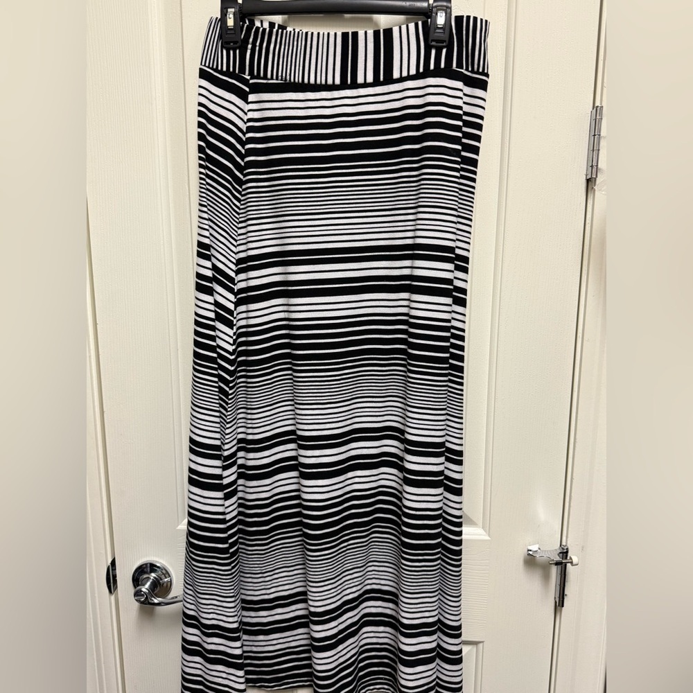 Roz & Ali Black and White Striped Maxi Skirt